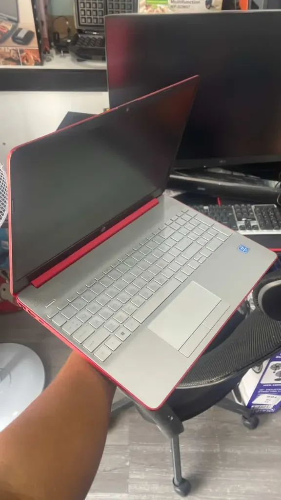 LAPTOP HP 15-dw0xxx / Procesador Intel Pentium Silver N5030 / 4GB RAM/ 128 GB SSD