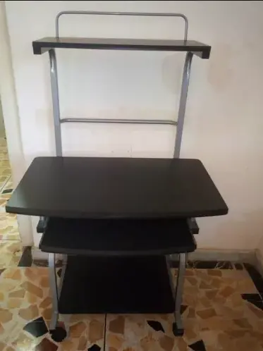 Mesa de computadora tipo torre negra