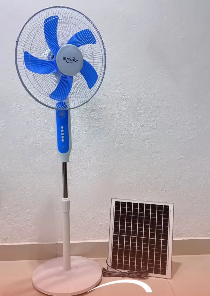 Ábanico de pedestal RECARGABLE + panel solar